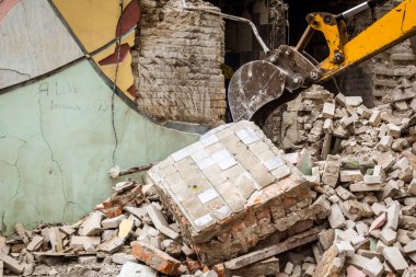 Kharkiv, Ukrayna, 12 Haziran 2025. Bakım Servisi, Kharkiv 'de Rus Şaban İHA' sının çarptığı bir ev üzerinde çalışıyor. Hasar büyük, ev tamamen yıkıldı ve yandı..