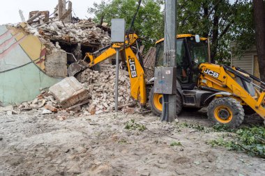 Kharkiv, Ukrayna, 12 Haziran 2025. Bakım Servisi, Kharkiv 'de Rus Şaban İHA' sının çarptığı bir ev üzerinde çalışıyor. Hasar büyük, ev tamamen yıkıldı ve yandı..