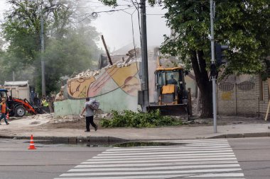 Kharkiv, Ukrayna, 12 Haziran 2025. Bakım Servisi, Kharkiv 'de Rus Şaban İHA' sının çarptığı bir ev üzerinde çalışıyor. Hasar büyük, ev tamamen yıkıldı ve yandı..