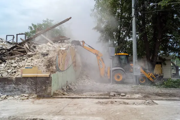 Kharkiv, Ukrayna, 12 Haziran 2025. Bakım Servisi, Kharkiv 'de Rus Şaban İHA' sının çarptığı bir ev üzerinde çalışıyor. Hasar büyük, ev tamamen yıkıldı ve yandı..