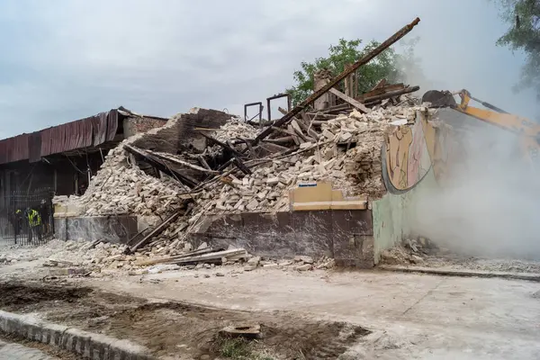 Kharkiv, Ukrayna, 12 Haziran 2025. Bakım Servisi, Kharkiv 'de Rus Şaban İHA' sının çarptığı bir ev üzerinde çalışıyor. Hasar büyük, ev tamamen yıkıldı ve yandı..