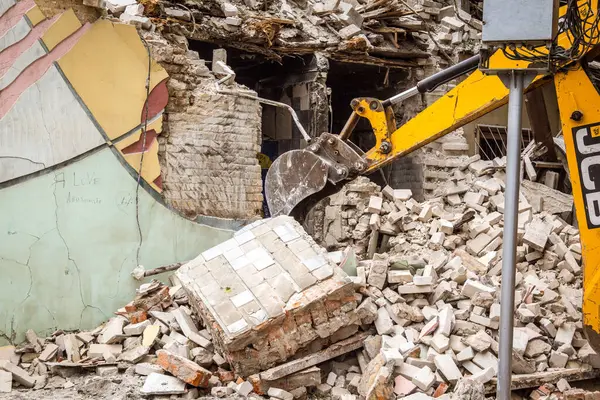 Kharkiv, Ukrayna, 12 Haziran 2025. Bakım Servisi, Kharkiv 'de Rus Şaban İHA' sının çarptığı bir ev üzerinde çalışıyor. Hasar büyük, ev tamamen yıkıldı ve yandı..