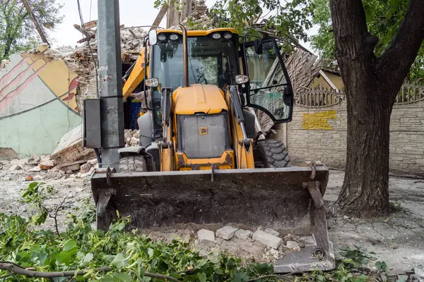 Kharkiv, Ukrayna, 12 Haziran 2025. Bakım Servisi, Kharkiv 'de Rus Şaban İHA' sının çarptığı bir ev üzerinde çalışıyor. Hasar büyük, ev tamamen yıkıldı ve yandı..