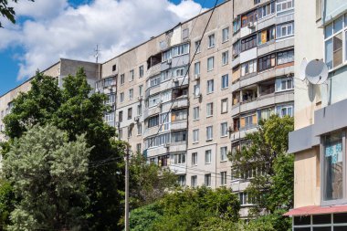 Harkiv, Ukrayna, 16 Haziran 2025 Saltivka 'da Hasarlı bir bina, Harkiv' in kuzeyindeki bir bölge. Banliyö bölgesi, Rusya 'nın bombardımanından ülkedeki diğer bölgelerden daha fazla etkilendi..