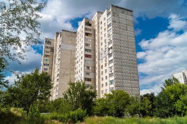 Harkiv, Ukrayna, 16 Haziran 2025 Saltivka 'da Hasarlı bir bina, Harkiv' in kuzeyindeki bir bölge. Banliyö bölgesi, Rusya 'nın bombardımanından ülkedeki diğer bölgelerden daha fazla etkilendi..