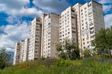 Harkiv, Ukrayna, 16 Haziran 2025 Saltivka 'da Hasarlı bir bina, Harkiv' in kuzeyindeki bir bölge. Banliyö bölgesi, Rusya 'nın bombardımanından ülkedeki diğer bölgelerden daha fazla etkilendi..