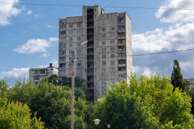 Harkiv, Ukrayna, 16 Haziran 2025 Saltivka 'da Hasarlı bir bina, Harkiv' in kuzeyindeki bir bölge. Banliyö bölgesi, Rusya 'nın bombardımanından ülkedeki diğer bölgelerden daha fazla etkilendi..