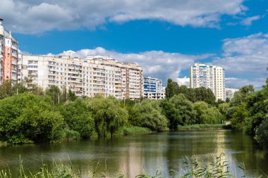 Harkiv, Ukrayna, 16 Haziran 2025 Saltivka 'da Hasarlı bir bina, Harkiv' in kuzeyindeki bir bölge. Banliyö bölgesi, Rusya 'nın bombardımanından ülkedeki diğer bölgelerden daha fazla etkilendi..
