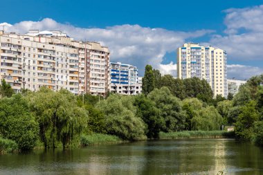 Harkiv, Ukrayna, 16 Haziran 2025 Saltivka 'da Hasarlı bir bina, Harkiv' in kuzeyindeki bir bölge. Banliyö bölgesi, Rusya 'nın bombardımanından ülkedeki diğer bölgelerden daha fazla etkilendi..