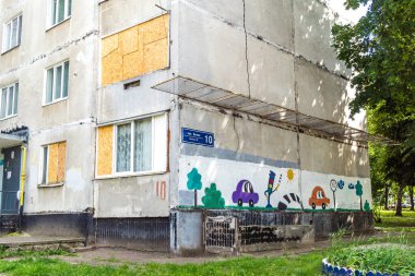 Harkiv, Ukrayna, 16 Haziran 2025 Saltivka 'da Hasarlı bir bina, Harkiv' in kuzeyindeki bir bölge. Banliyö bölgesi, Rusya 'nın bombardımanından ülkedeki diğer bölgelerden daha fazla etkilendi..