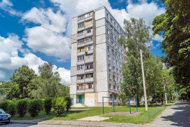 Harkiv, Ukrayna, 16 Haziran 2025 Saltivka 'da Hasarlı bir bina, Harkiv' in kuzeyindeki bir bölge. Banliyö bölgesi, Rusya 'nın bombardımanından ülkedeki diğer bölgelerden daha fazla etkilendi..