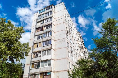 Harkiv, Ukrayna, 16 Haziran 2025 Saltivka 'da Hasarlı bir bina, Harkiv' in kuzeyindeki bir bölge. Banliyö bölgesi, Rusya 'nın bombardımanından ülkedeki diğer bölgelerden daha fazla etkilendi..