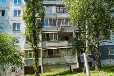 Harkiv, Ukrayna, 16 Haziran 2025 Saltivka 'da Hasarlı bir bina, Harkiv' in kuzeyindeki bir bölge. Banliyö bölgesi, Rusya 'nın bombardımanından ülkedeki diğer bölgelerden daha fazla etkilendi..