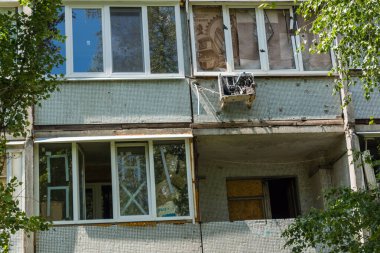 Harkiv, Ukrayna, 16 Haziran 2025 Saltivka 'da Hasarlı bir bina, Harkiv' in kuzeyindeki bir bölge. Banliyö bölgesi, Rusya 'nın bombardımanından ülkedeki diğer bölgelerden daha fazla etkilendi..