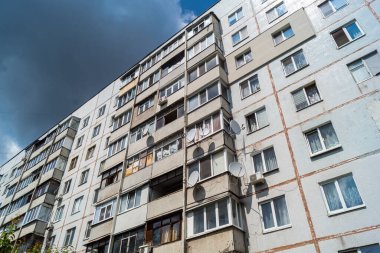 Harkiv, Ukrayna, 16 Haziran 2025 Saltivka 'da Hasarlı bir bina, Harkiv' in kuzeyindeki bir bölge. Banliyö bölgesi, Rusya 'nın bombardımanından ülkedeki diğer bölgelerden daha fazla etkilendi..