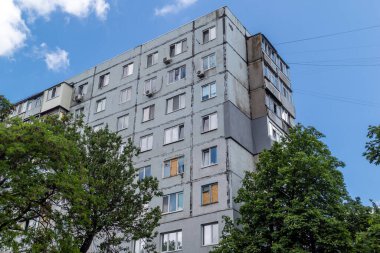 Harkiv, Ukrayna, 16 Haziran 2025 Saltivka 'da Hasarlı bir bina, Harkiv' in kuzeyindeki bir bölge. Banliyö bölgesi, Rusya 'nın bombardımanından ülkedeki diğer bölgelerden daha fazla etkilendi..