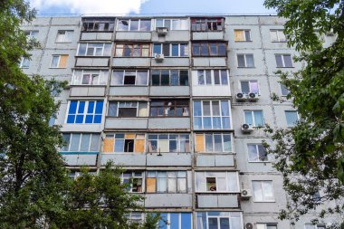 Harkiv, Ukrayna, 16 Haziran 2025 Saltivka 'da Hasarlı bir bina, Harkiv' in kuzeyindeki bir bölge. Banliyö bölgesi, Rusya 'nın bombardımanından ülkedeki diğer bölgelerden daha fazla etkilendi..
