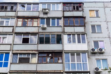 Harkiv, Ukrayna, 16 Haziran 2025 Saltivka 'da Hasarlı bir bina, Harkiv' in kuzeyindeki bir bölge. Banliyö bölgesi, Rusya 'nın bombardımanından ülkedeki diğer bölgelerden daha fazla etkilendi..