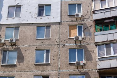 Harkiv, Ukrayna, 16 Haziran 2025 Saltivka 'da Hasarlı bir bina, Harkiv' in kuzeyindeki bir bölge. Banliyö bölgesi, Rusya 'nın bombardımanından ülkedeki diğer bölgelerden daha fazla etkilendi..