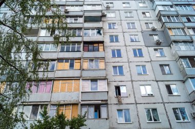 Harkiv, Ukrayna, 16 Haziran 2025 Saltivka 'da Hasarlı bir bina, Harkiv' in kuzeyindeki bir bölge. Banliyö bölgesi, Rusya 'nın bombardımanından ülkedeki diğer bölgelerden daha fazla etkilendi..