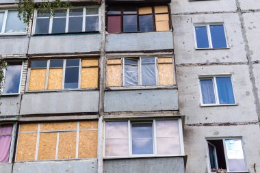 Harkiv, Ukrayna, 16 Haziran 2025 Saltivka 'da Hasarlı bir bina, Harkiv' in kuzeyindeki bir bölge. Banliyö bölgesi, Rusya 'nın bombardımanından ülkedeki diğer bölgelerden daha fazla etkilendi..