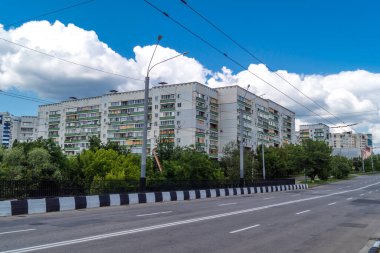 Harkiv, Ukrayna, 16 Haziran 2025 Saltivka 'da Hasarlı bir bina, Harkiv' in kuzeyindeki bir bölge. Banliyö bölgesi, Rusya 'nın bombardımanından ülkedeki diğer bölgelerden daha fazla etkilendi..