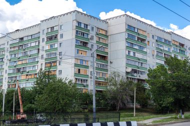 Harkiv, Ukrayna, 16 Haziran 2025 Saltivka 'da Hasarlı bir bina, Harkiv' in kuzeyindeki bir bölge. Banliyö bölgesi, Rusya 'nın bombardımanından ülkedeki diğer bölgelerden daha fazla etkilendi..