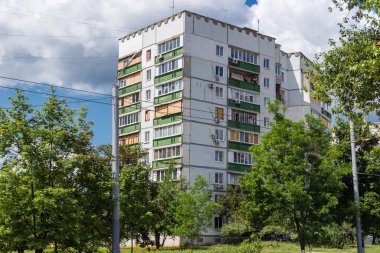 Harkiv, Ukrayna, 16 Haziran 2025 Saltivka 'da Hasarlı bir bina, Harkiv' in kuzeyindeki bir bölge. Banliyö bölgesi, Rusya 'nın bombardımanından ülkedeki diğer bölgelerden daha fazla etkilendi..