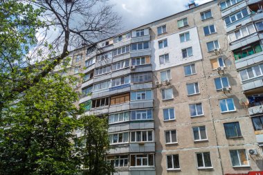 Harkiv, Ukrayna, 16 Haziran 2025 Saltivka 'da Hasarlı bir bina, Harkiv' in kuzeyindeki bir bölge. Banliyö bölgesi, Rusya 'nın bombardımanından ülkedeki diğer bölgelerden daha fazla etkilendi..