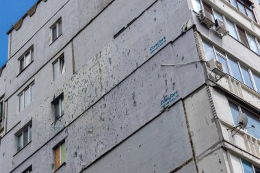 Harkiv, Ukrayna, 16 Haziran 2025 Saltivka 'da Hasarlı bir bina, Harkiv' in kuzeyindeki bir bölge. Banliyö bölgesi, Rusya 'nın bombardımanından ülkedeki diğer bölgelerden daha fazla etkilendi..