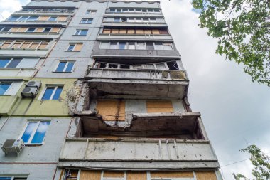 Harkiv, Ukrayna, 16 Haziran 2025 Saltivka 'da Hasarlı bir bina, Harkiv' in kuzeyindeki bir bölge. Banliyö bölgesi, Rusya 'nın bombardımanından ülkedeki diğer bölgelerden daha fazla etkilendi..