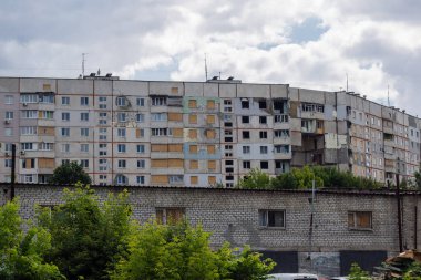 Harkiv, Ukrayna, 16 Haziran 2025 Saltivka 'da Hasarlı bir bina, Harkiv' in kuzeyindeki bir bölge. Banliyö bölgesi, Rusya 'nın bombardımanından ülkedeki diğer bölgelerden daha fazla etkilendi..