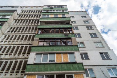 Harkiv, Ukrayna, 16 Haziran 2025 Saltivka 'da Hasarlı bir bina, Harkiv' in kuzeyindeki bir bölge. Banliyö bölgesi, Rusya 'nın bombardımanından ülkedeki diğer bölgelerden daha fazla etkilendi..