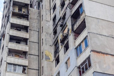 Harkiv, Ukrayna, 16 Haziran 2025 Saltivka 'da Hasarlı bir bina, Harkiv' in kuzeyindeki bir bölge. Banliyö bölgesi, Rusya 'nın bombardımanından ülkedeki diğer bölgelerden daha fazla etkilendi..