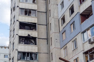 Harkiv, Ukrayna, 16 Haziran 2025 Saltivka 'da Hasarlı bir bina, Harkiv' in kuzeyindeki bir bölge. Banliyö bölgesi, Rusya 'nın bombardımanından ülkedeki diğer bölgelerden daha fazla etkilendi..