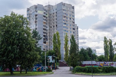 Harkiv, Ukrayna, 16 Haziran 2025 Saltivka 'da Hasarlı bir bina, Harkiv' in kuzeyindeki bir bölge. Banliyö bölgesi, Rusya 'nın bombardımanından ülkedeki diğer bölgelerden daha fazla etkilendi..