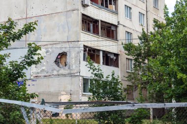 Harkiv, Ukrayna, 16 Haziran 2025 Saltivka 'da Hasarlı bir bina, Harkiv' in kuzeyindeki bir bölge. Banliyö bölgesi, Rusya 'nın bombardımanından ülkedeki diğer bölgelerden daha fazla etkilendi..