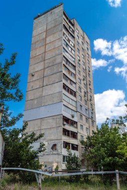 Harkiv, Ukrayna, 16 Haziran 2025 Saltivka 'da Hasarlı bir bina, Harkiv' in kuzeyindeki bir bölge. Banliyö bölgesi, Rusya 'nın bombardımanından ülkedeki diğer bölgelerden daha fazla etkilendi..