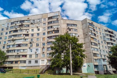 Harkiv, Ukrayna, 16 Haziran 2025 Saltivka 'da Hasarlı bir bina, Harkiv' in kuzeyindeki bir bölge. Banliyö bölgesi, Rusya 'nın bombardımanından ülkedeki diğer bölgelerden daha fazla etkilendi..