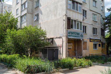 Harkiv, Ukrayna, 16 Haziran 2025 Saltivka 'da Hasarlı bir bina, Harkiv' in kuzeyindeki bir bölge. Banliyö bölgesi, Rusya 'nın bombardımanından ülkedeki diğer bölgelerden daha fazla etkilendi..