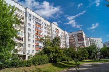 Harkiv, Ukrayna, 16 Haziran 2025 Saltivka 'da Hasarlı bir bina, Harkiv' in kuzeyindeki bir bölge. Banliyö bölgesi, Rusya 'nın bombardımanından ülkedeki diğer bölgelerden daha fazla etkilendi..