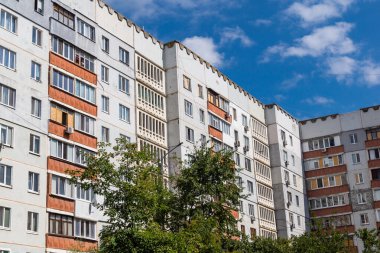 Harkiv, Ukrayna, 16 Haziran 2025 Saltivka 'da Hasarlı bir bina, Harkiv' in kuzeyindeki bir bölge. Banliyö bölgesi, Rusya 'nın bombardımanından ülkedeki diğer bölgelerden daha fazla etkilendi..