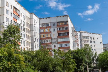 Harkiv, Ukrayna, 16 Haziran 2025 Saltivka 'da Hasarlı bir bina, Harkiv' in kuzeyindeki bir bölge. Banliyö bölgesi, Rusya 'nın bombardımanından ülkedeki diğer bölgelerden daha fazla etkilendi..