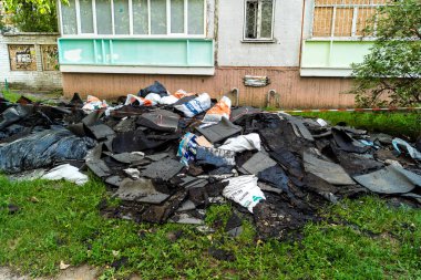 Harkiv, Ukrayna, 16 Haziran 2025 Saltivka 'da Hasarlı bir bina, Harkiv' in kuzeyindeki bir bölge. Banliyö bölgesi, Rusya 'nın bombardımanından ülkedeki diğer bölgelerden daha fazla etkilendi..