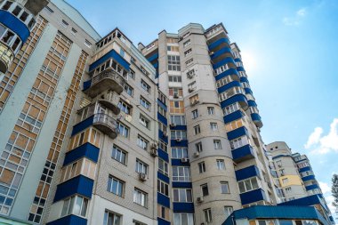 Harkiv, Ukrayna, 16 Haziran 2025 Saltivka 'da Hasarlı bir bina, Harkiv' in kuzeyindeki bir bölge. Banliyö bölgesi, Rusya 'nın bombardımanından ülkedeki diğer bölgelerden daha fazla etkilendi..