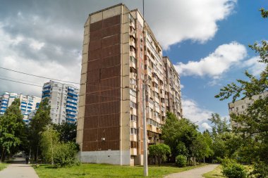 Harkiv, Ukrayna, 16 Haziran 2025 Saltivka 'da Hasarlı bir bina, Harkiv' in kuzeyindeki bir bölge. Banliyö bölgesi, Rusya 'nın bombardımanından ülkedeki diğer bölgelerden daha fazla etkilendi..