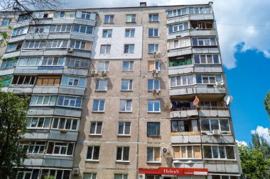 Harkiv, Ukrayna, 16 Haziran 2025 Saltivka 'da Hasarlı bir bina, Harkiv' in kuzeyindeki bir bölge. Banliyö bölgesi, Rusya 'nın bombardımanından ülkedeki diğer bölgelerden daha fazla etkilendi..