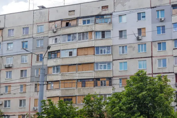 Harkiv, Ukrayna, 16 Haziran 2025 Saltivka 'da Hasarlı bir bina, Harkiv' in kuzeyindeki bir bölge. Banliyö bölgesi, Rusya 'nın bombardımanından ülkedeki diğer bölgelerden daha fazla etkilendi..