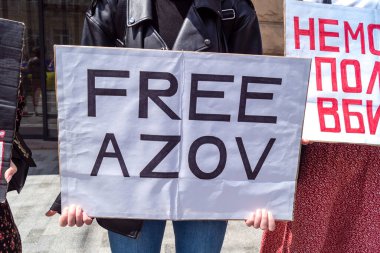 Kharkiv, Ukrayna, 22 Haziran 2025. Ruslar tarafından esir tutulan Azov askerlerinin serbest bırakılmasını protesto ediyorlar. Gösteri Harkiv 'de gerçekleşti.