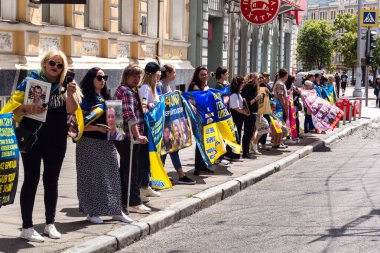 Kharkiv, Ukrayna, 22 Haziran 2025. Ruslar tarafından esir tutulan Azov askerlerinin serbest bırakılmasını protesto ediyorlar. Gösteri Harkiv 'de gerçekleşti.